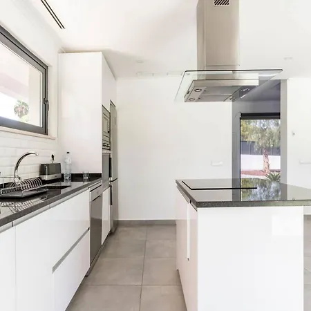 Holiday home Luxury Private Pool, Parking, Free Wifi