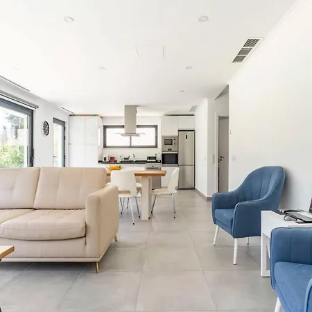Luxury Private Pool, Parking, Free Wifi Holiday home