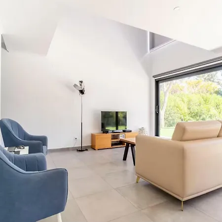 Holiday home Luxury Private Pool, Parking, Free Wifi